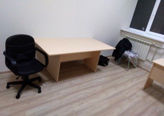 Офисный стол с компьютерным креслом